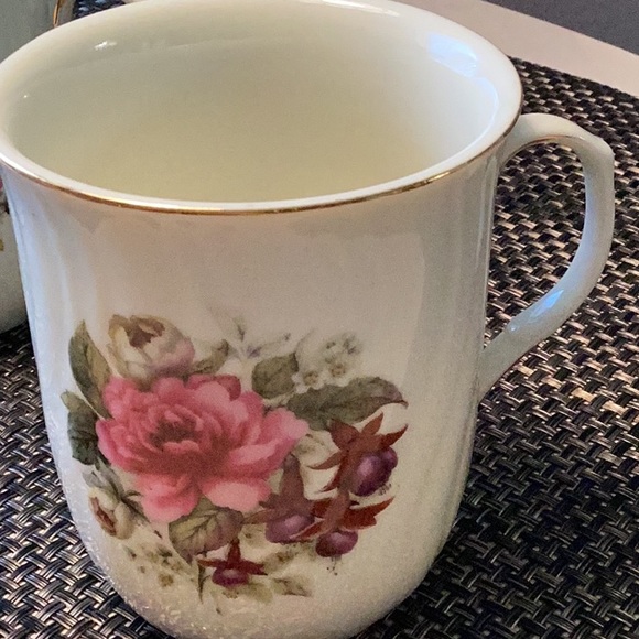 Elegant set of Four Coffee/Tea Mugs. - Picture 5 of 7